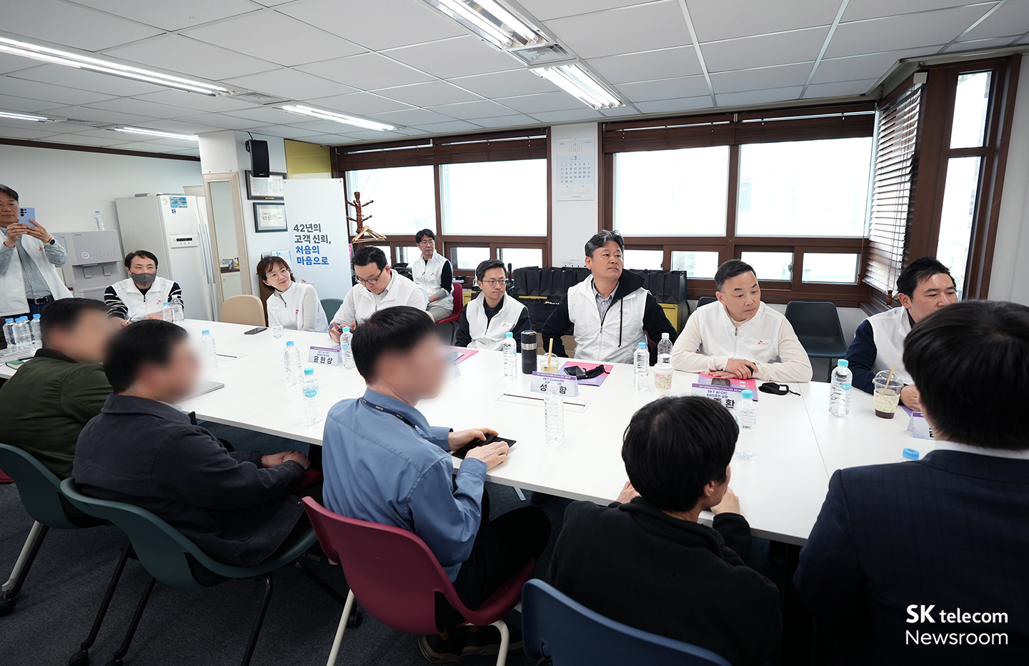 경영진이 시각장애인 고객의 불편을 청취하고 있는 모습.