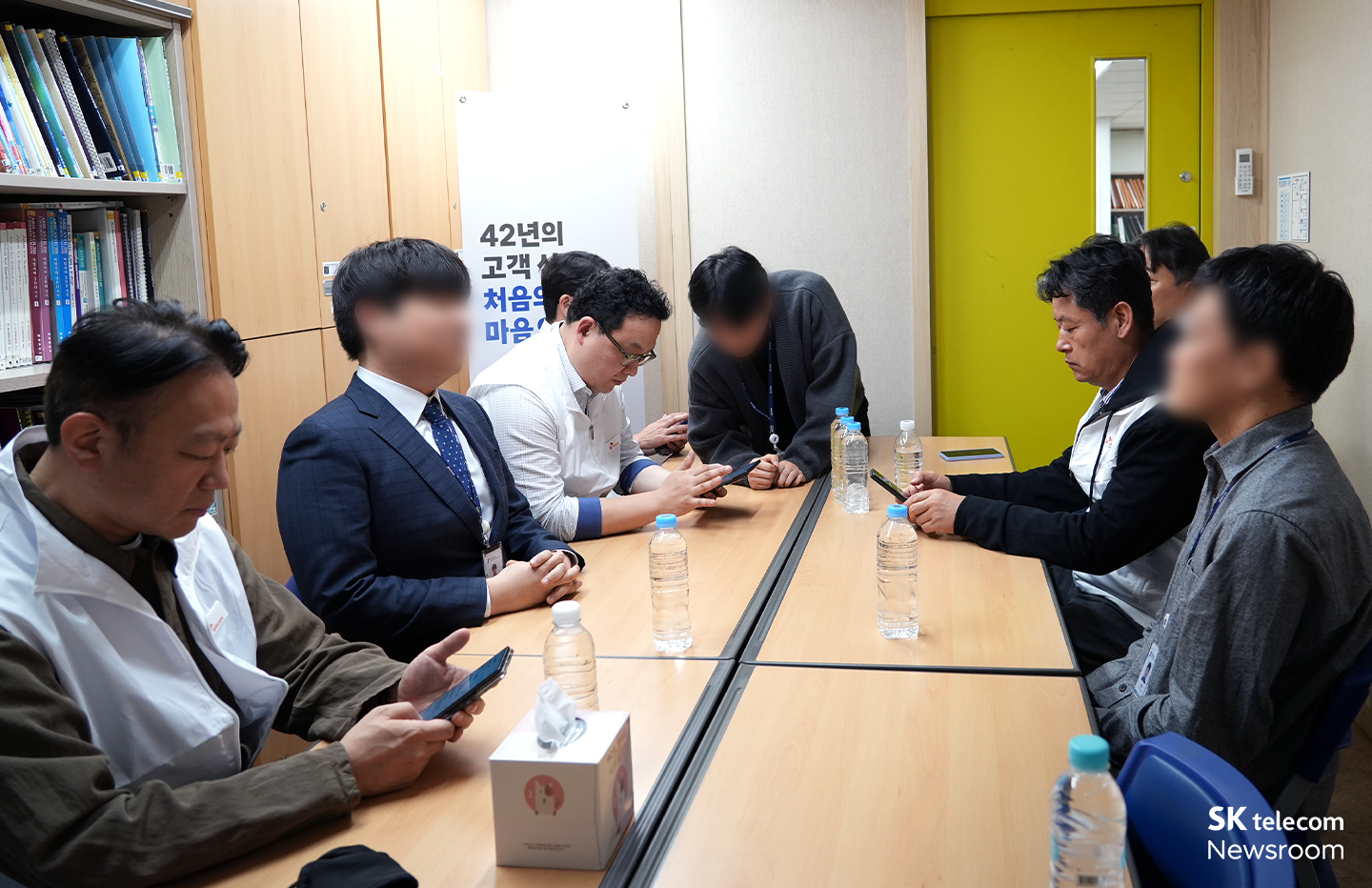 경영진이 시각장애인 고객의 불편을 청취하고 서비스 점검하는 모습.