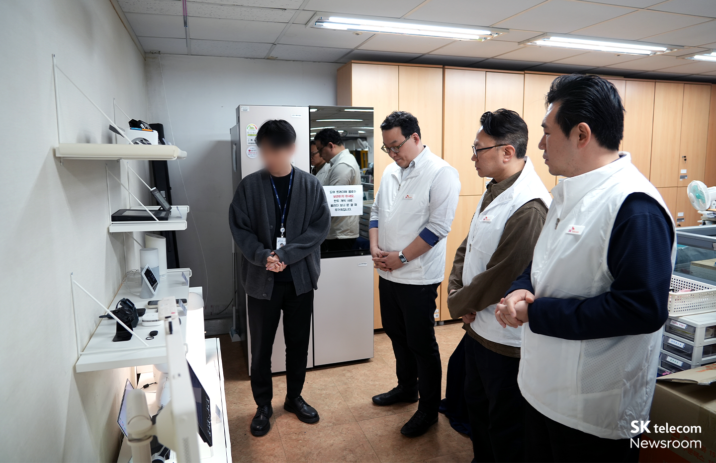 경영진이 시각장애인의 디지털 서비스 사용 환경에 대한 설명을 듣고 있는 모습.