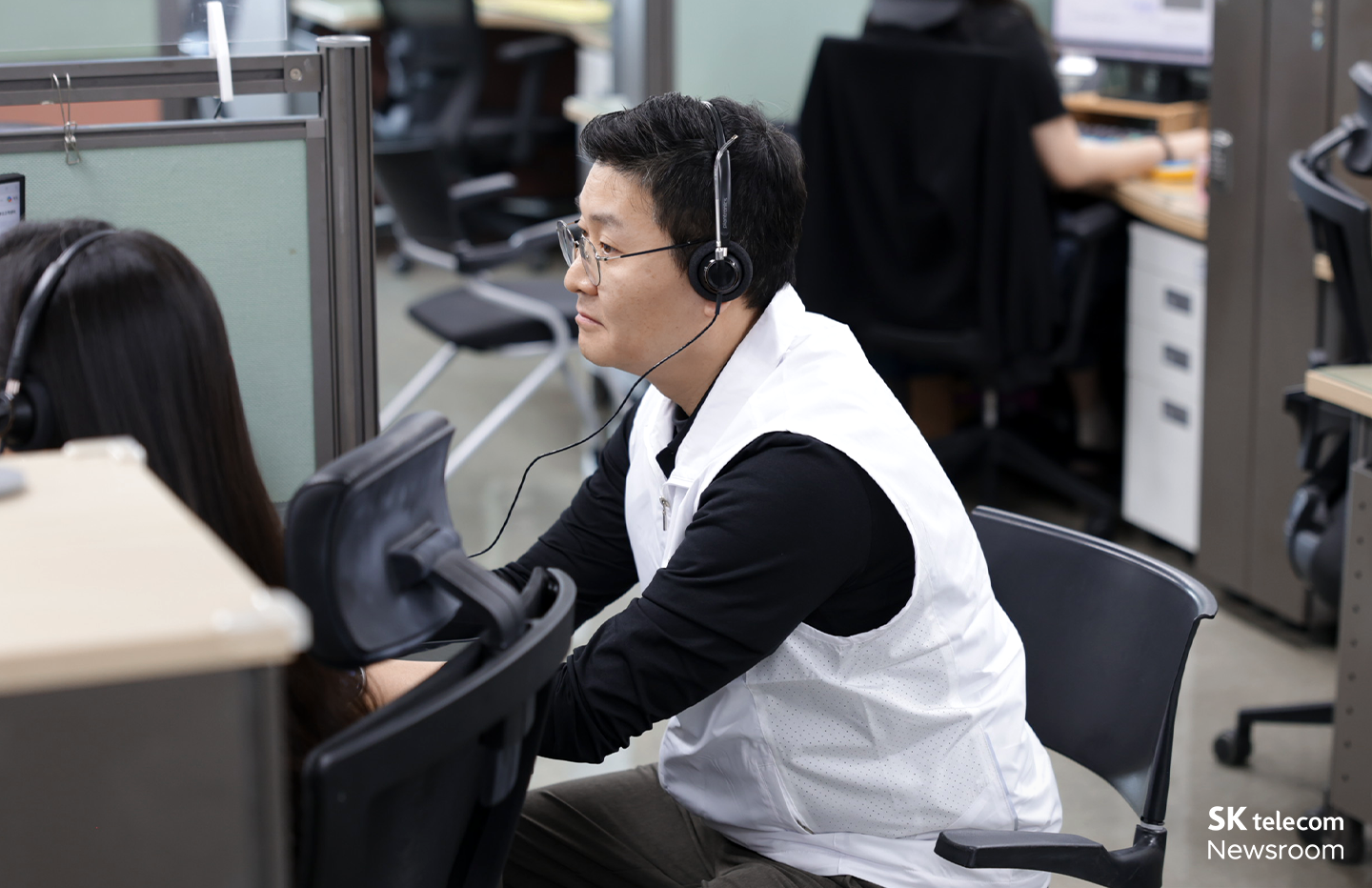 경영진이 상담사와 함께 고객 콜을 청취하는 모습.