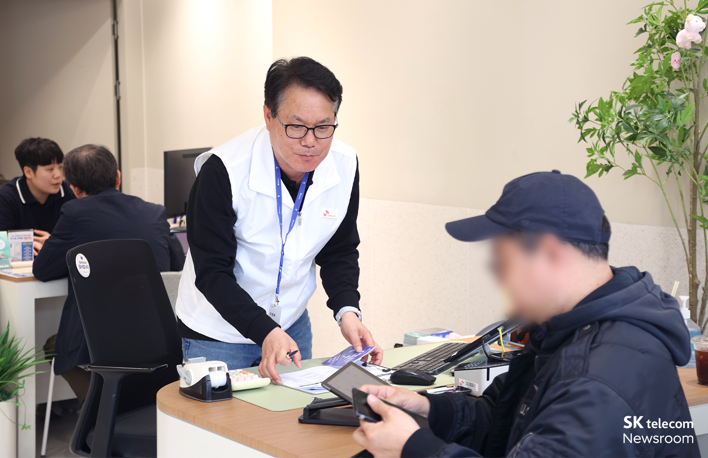 경영진이 대리점 방문 고객을 응대하고 있는 모습.