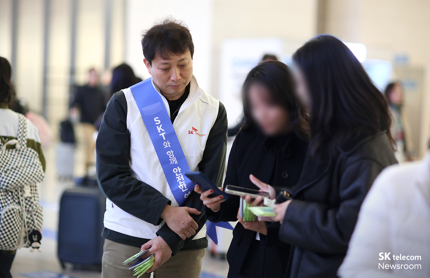 경영진이 공항 로밍센터 고객을 응대하는 모습.