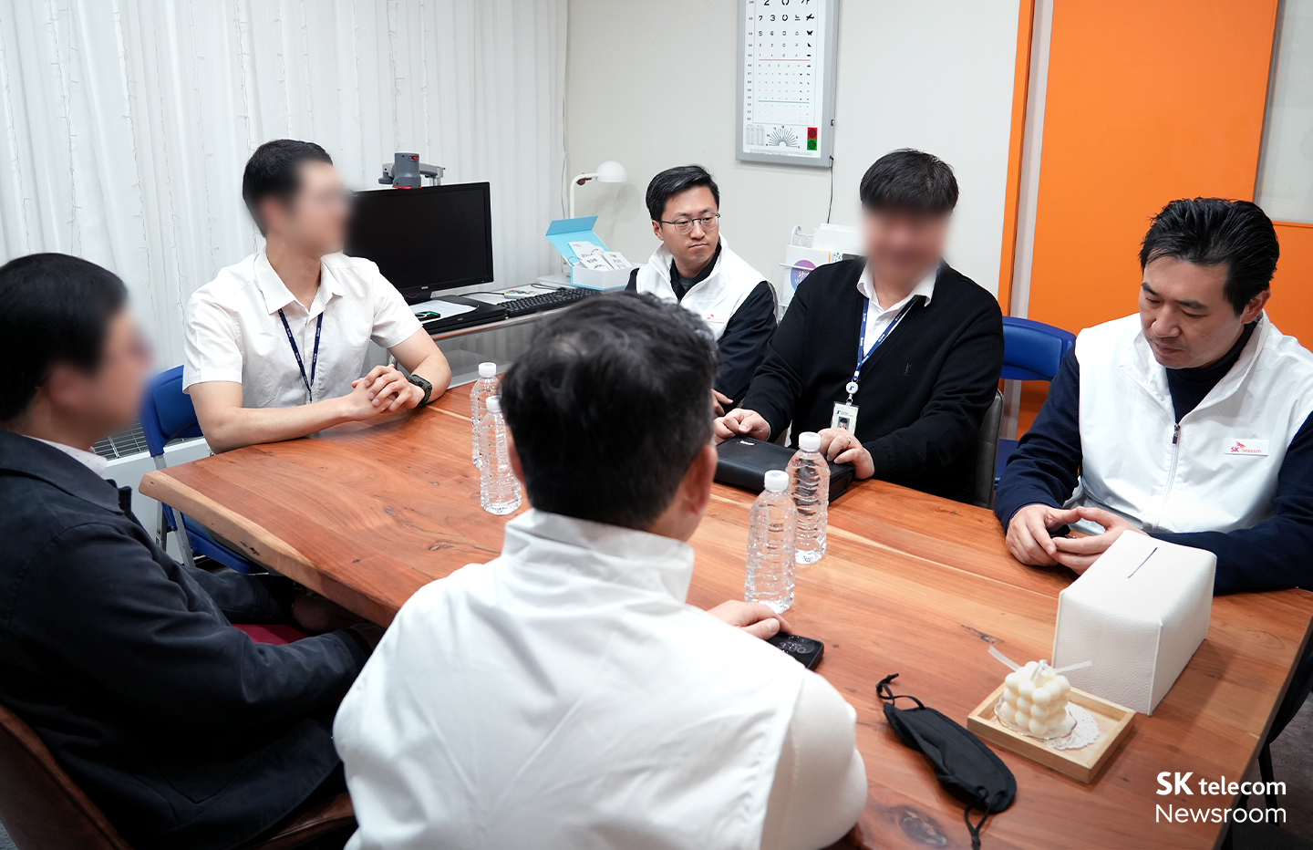 경영진이 시각장애인 고객의 불편을 청취하고 있는 모습.