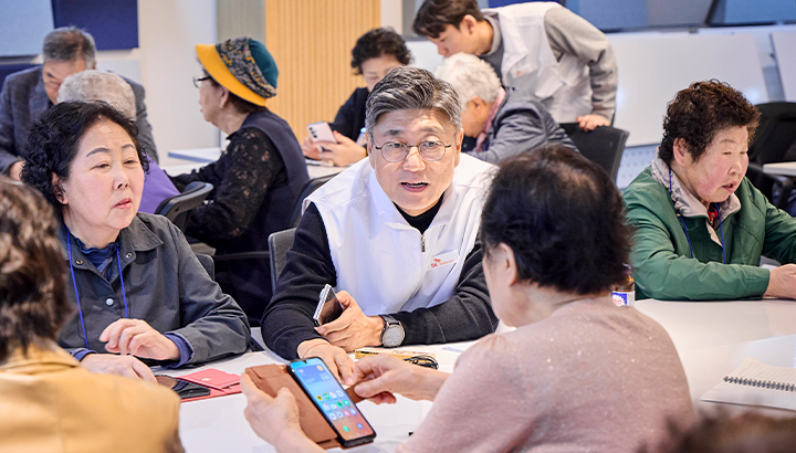 포천시 관인면 노인대학을 방문한 정재헌 CEO의 모습.