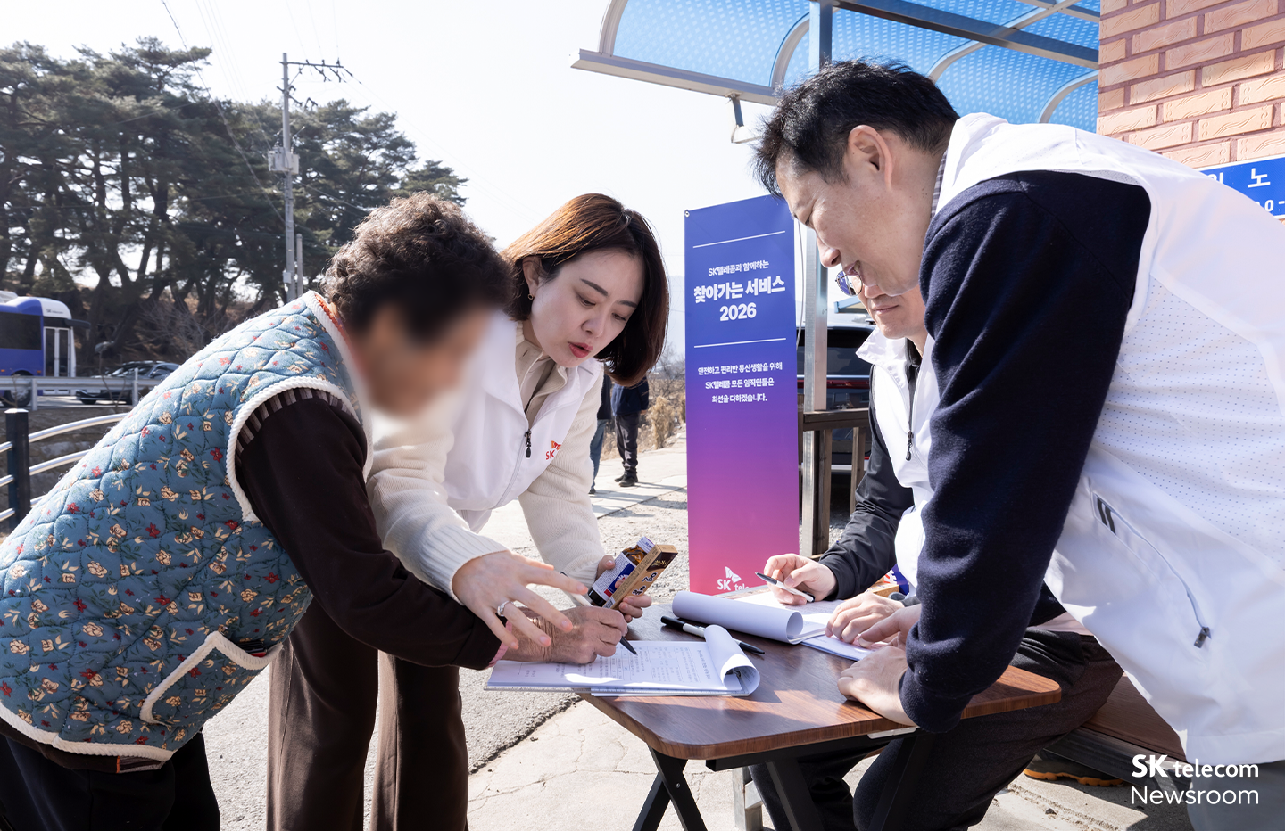원노마을에서 고객과 만나 설명을 하고 있는 이혜연 실장의 모습