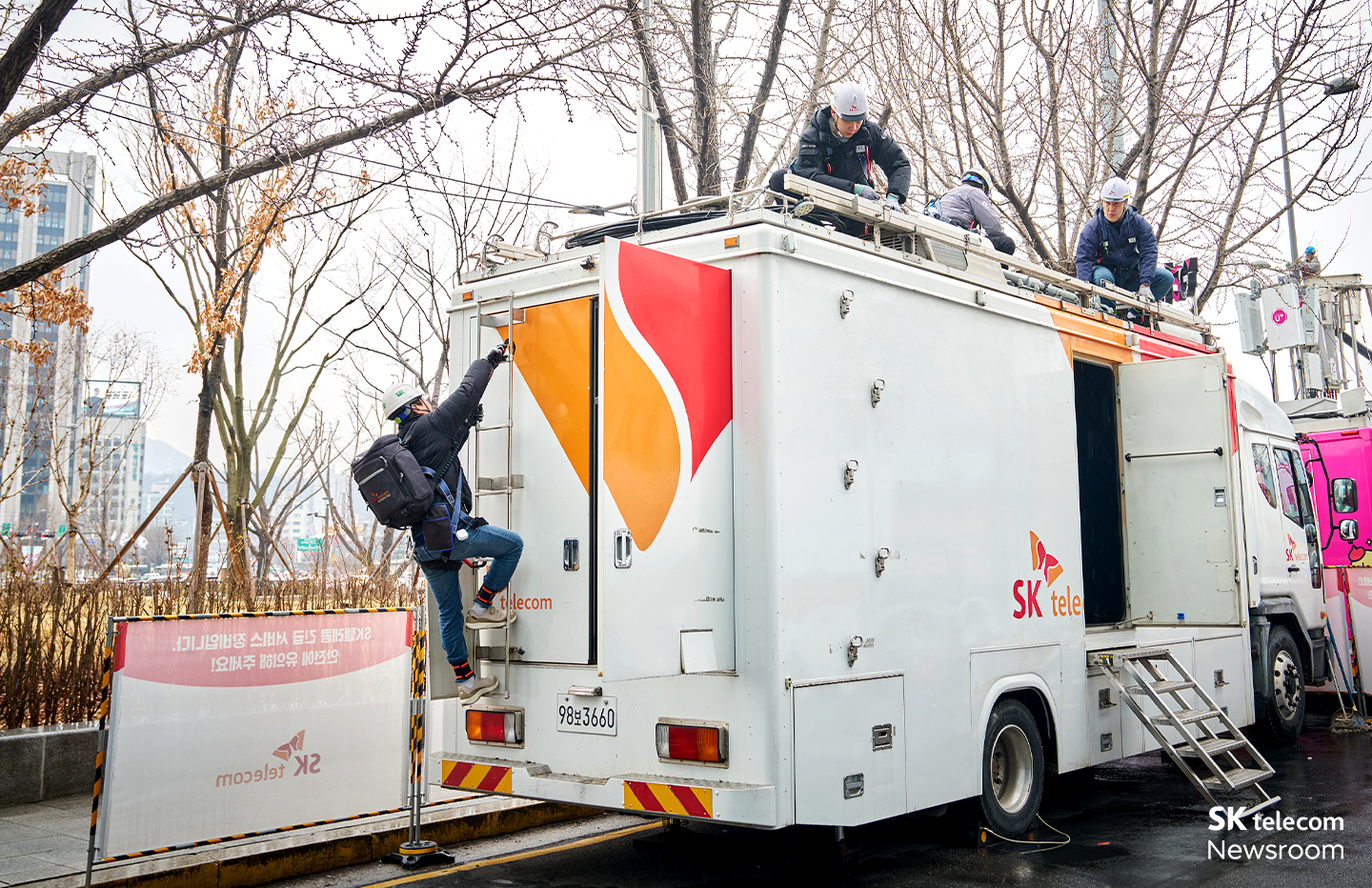 광화문 K-Pop 공연의 통신 트래픽에 대비하기 위한 이동기지국 차량의 모습. 