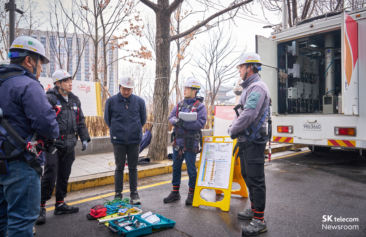 이동기지국 차량 상단의 안테나 설치에 앞서 안전점검 중인 현장 작업자들의 모습.