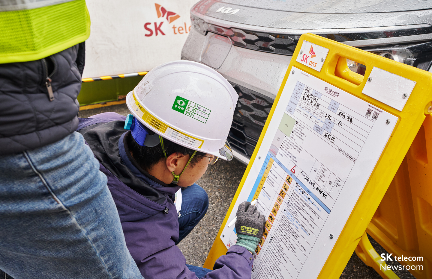 이동기지국 차량 상단의 안테나 설치에 앞서 안전점검 중인 현장 작업자들의 모습.