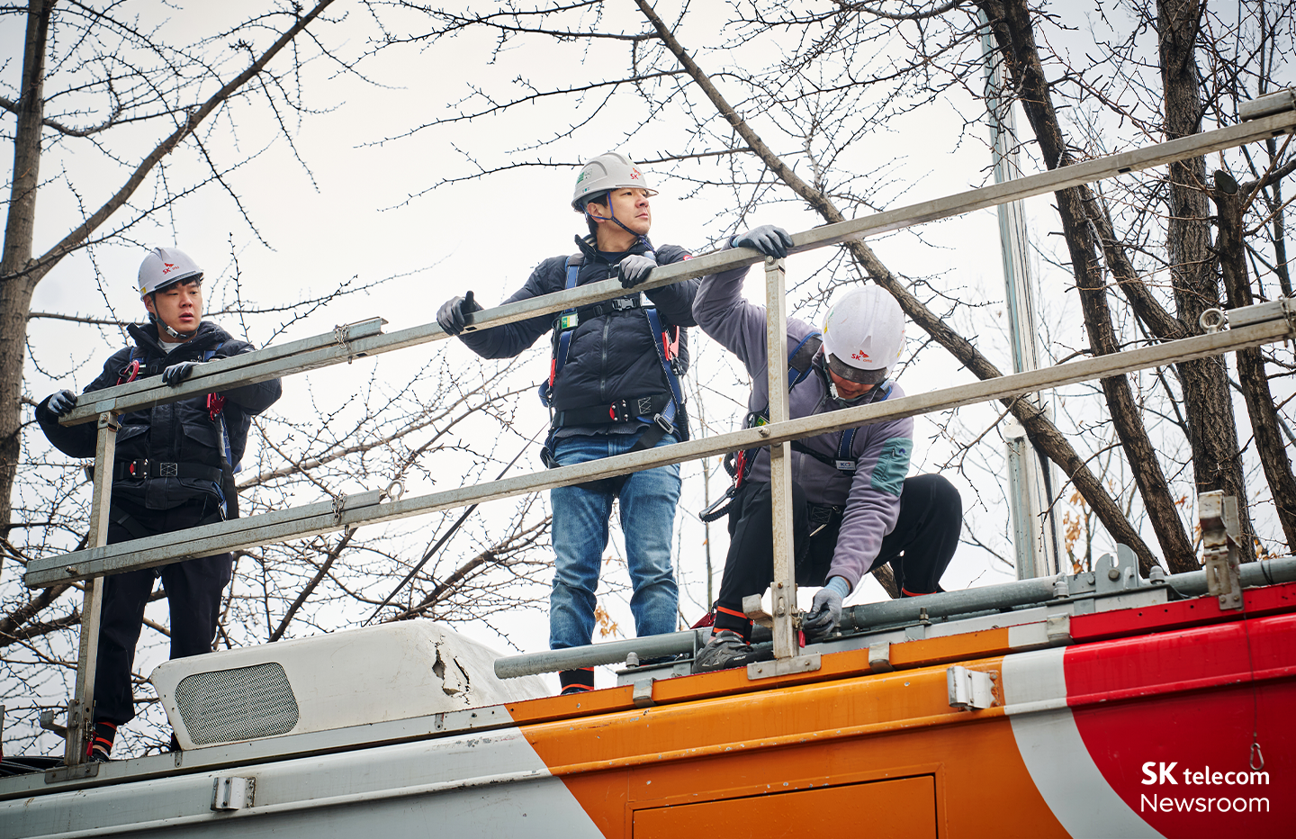 이동기지국 차량 상단에 안테나를 설치하는 현장 작업자의 모습.