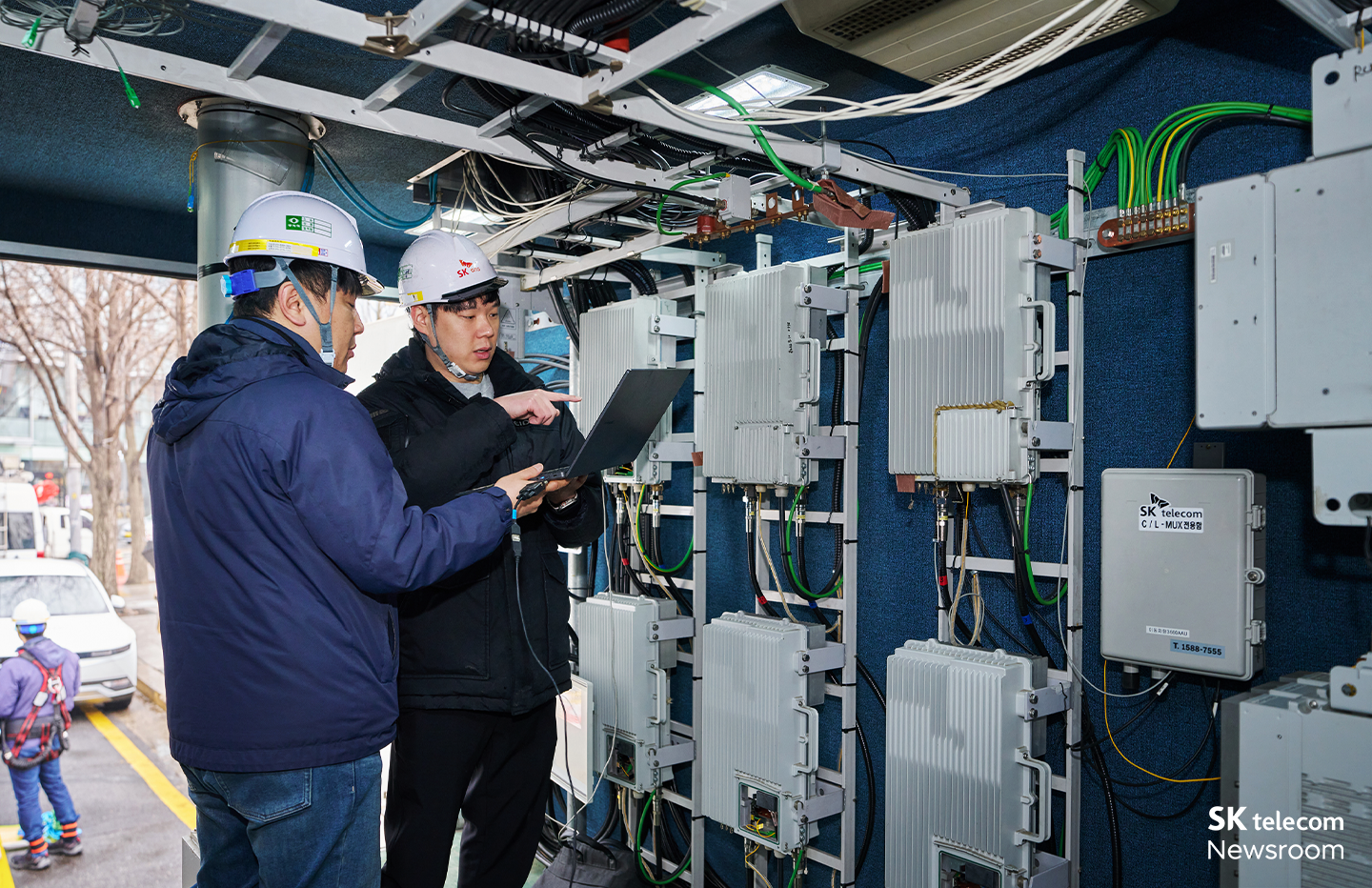 이동기지국 설치 완료 후 내부에서 장비를 점검하는 현장 작업자들의 모습. 이동기지국 설치 완료 후 내부에서 장비를 점검하는 현장 작업자들의 모습.