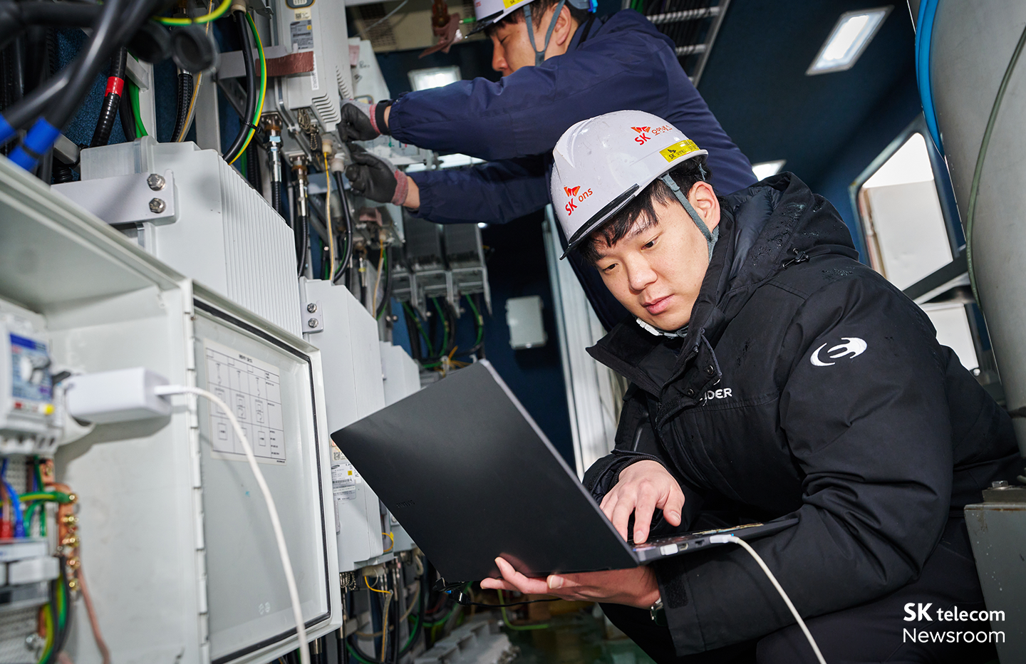 이동기지국 설치 완료 후 내부에서 장비를 점검하는 현장 작업자들의 모습. 이동기지국 설치 완료 후 내부에서 장비를 점검하는 현장 작업자들의 모습.