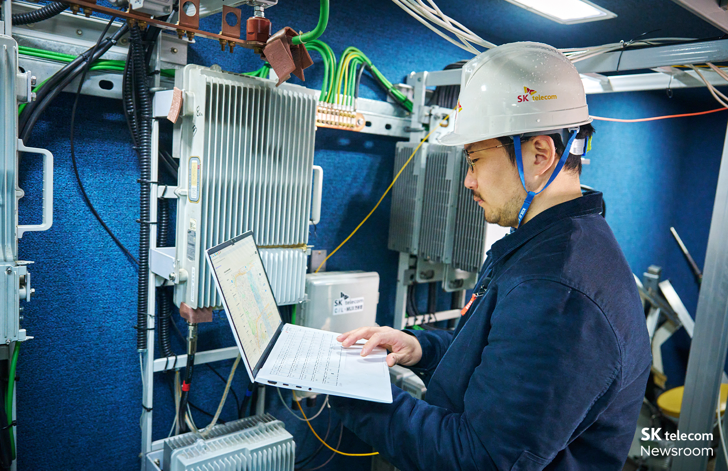 현장에서 A-One을 활용해 주변 지역 트래픽 상황을 점검하는 모습.