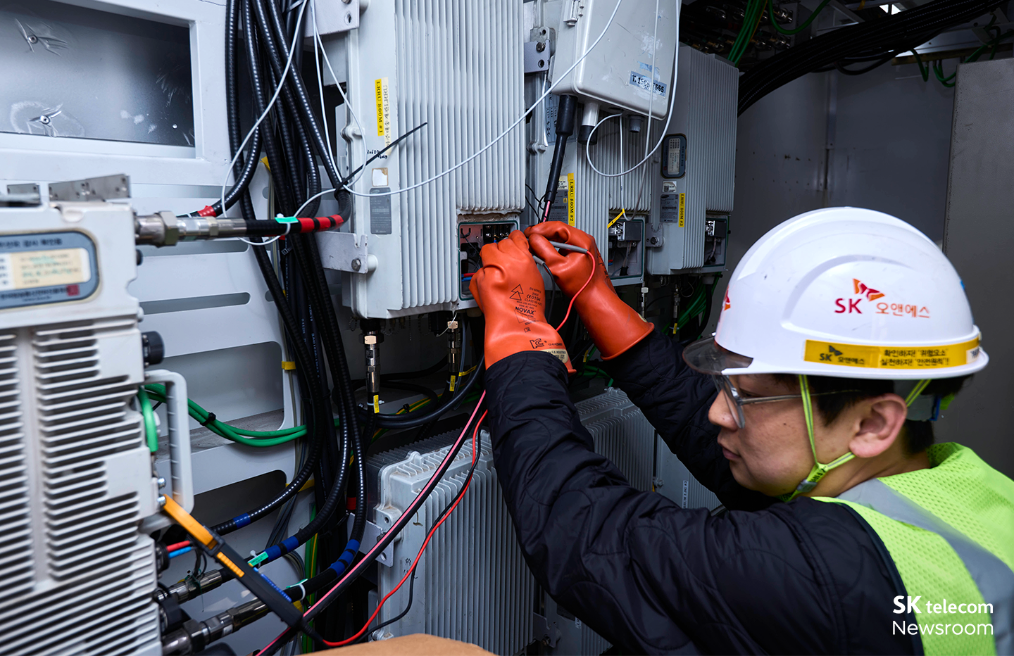 공연 당일 광화문 일대에서 통신 상황을 점검 중인 SKT 직원들의 모습.