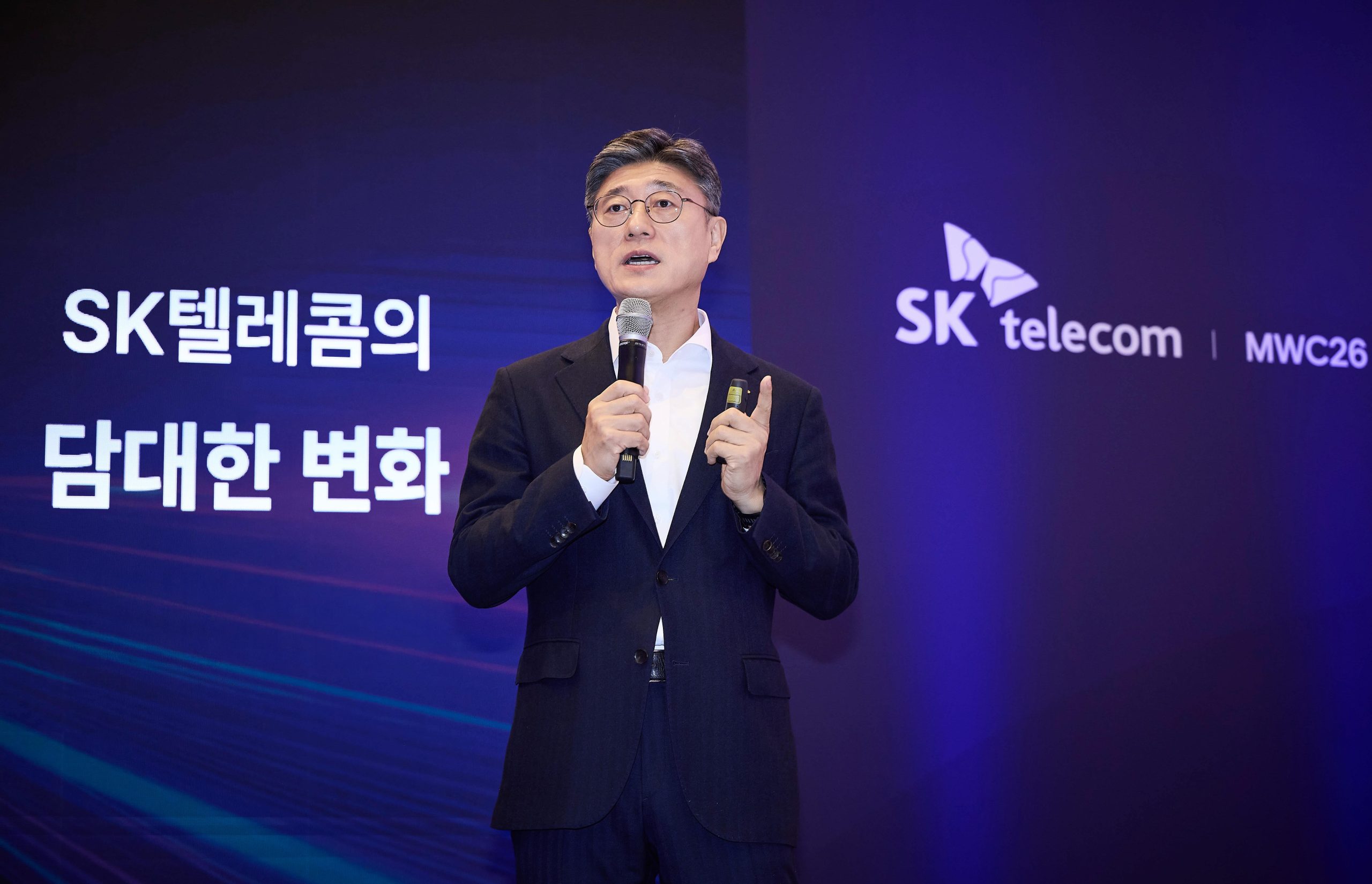 정재헌 SKT CEO는 1일(현지 시간) MWC26이 열리는 스페인 바르셀로나에서 기자간담회를 개최하고, AI 인프라의 재편과 대규모 투자 계획을 포함한 ‘AI 네이티브’ 혁신 전략을 발표했다.