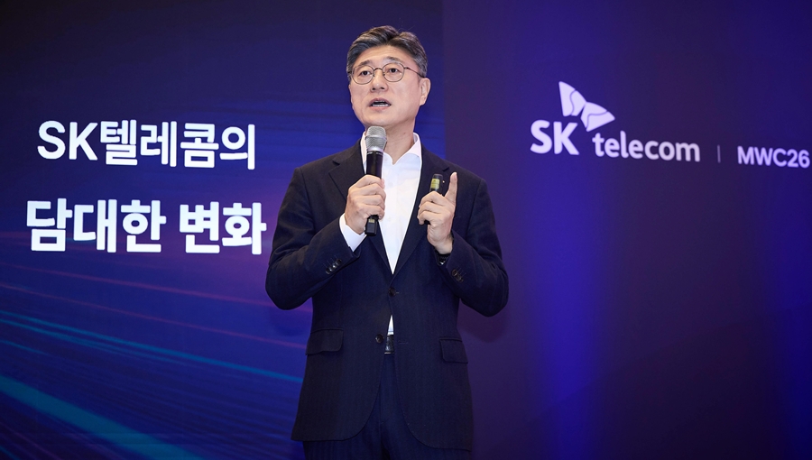 정재헌 SKT CEO는 1일(현지 시간) MWC26이 열리는 스페인 바르셀로나에서 기자간담회를 개최하고, AI 인프라의 재편과 대규모 투자 계획을 포함한 ‘AI 네이티브’ 혁신 전략을 발표했다.
