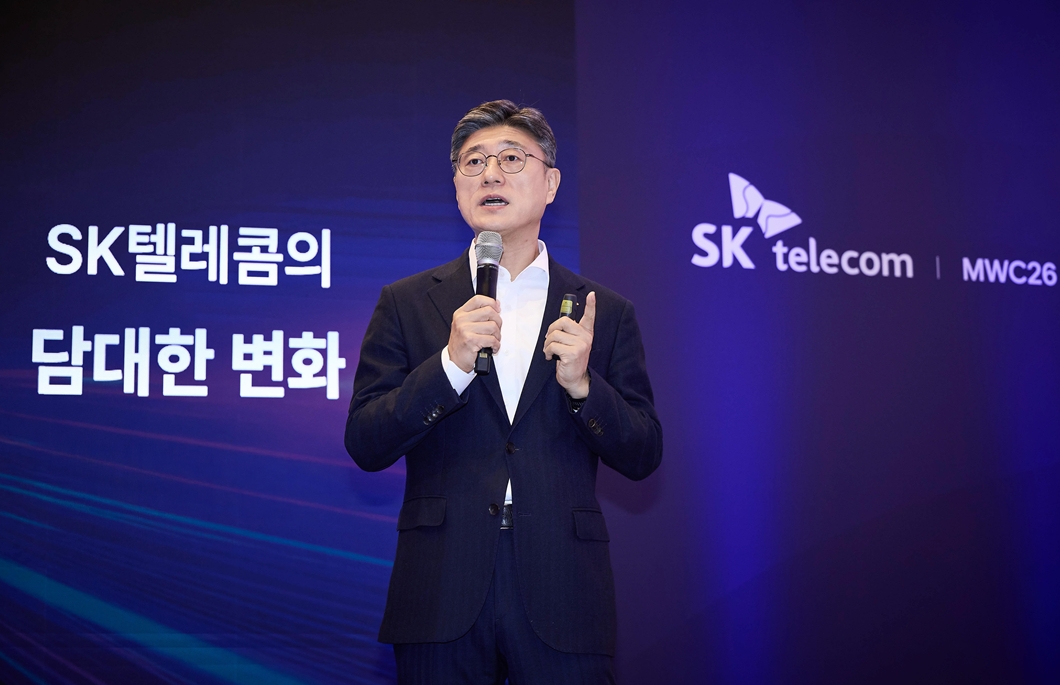 정재헌 SKT CEO는 1일(현지 시간) MWC26이 열리는 스페인 바르셀로나에서 기자간담회를 개최하고, AI 인프라의 재편과 대규모 투자 계획을 포함한 ‘AI 네이티브’ 혁신 전략을 발표했다.