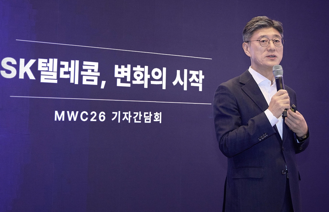 정재헌 SKT CEO는 1일(현지 시간) MWC26이 열리는 스페인 바르셀로나에서 기자간담회를 개최하고, AI 인프라의 재편과 대규모 투자 계획을 포함한 ‘AI 네이티브’ 혁신 전략을 발표했다.