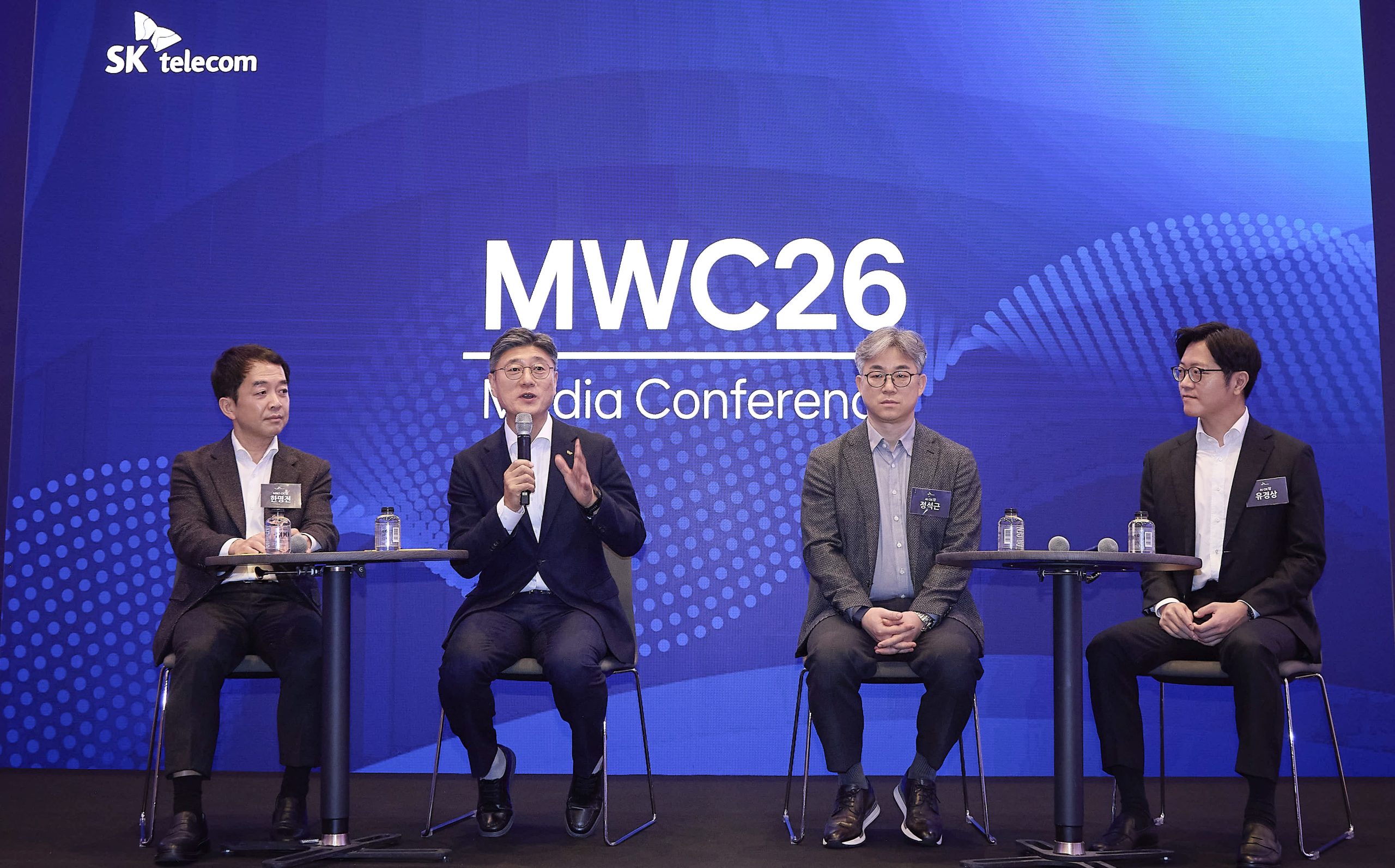 (사진 왼쪽부터) 한명진 SKT MNO CIC장, 정재헌 SKT CEO, 정석근 AI CIC장, 유경상 AI CIC장