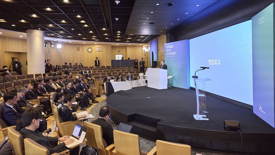 SK텔레콤이 26일 서울 을지로 본사 T타워에서 제 42기 주주총회를 열고 2025년 재무제표 등 여러 안건들을 승인했다. 26일 열린 SKT 주주총회에서 SKT 이사회 관계자들과 주주들이 착석해 있는 모습