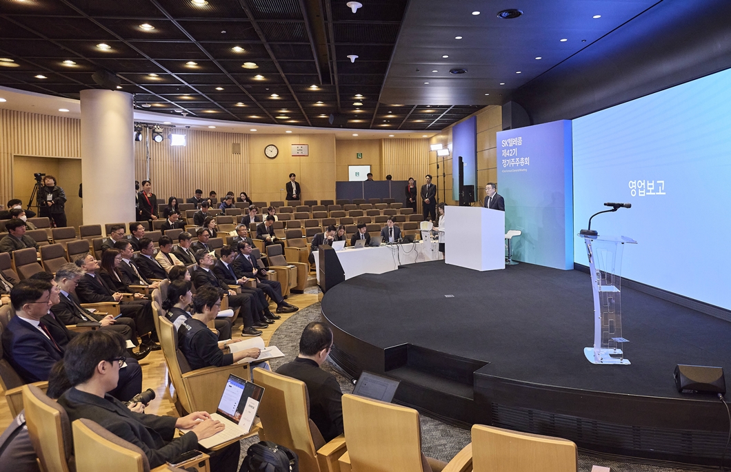 SK텔레콤이 26일 서울 을지로 본사 T타워에서 제 42기 주주총회를 열고 2025년 재무제표 등 여러 안건들을 승인했다. 26일 열린 SKT 주주총회에서 SKT 이사회 관계자들과 주주들이 착석해 있는 모습