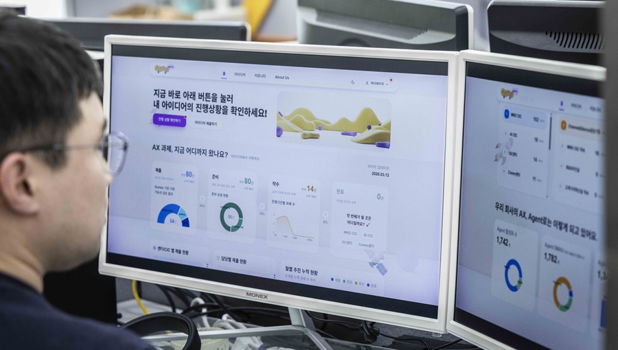 [사진1, 2] SKT 구성원이 전용 플랫폼 ‘AXMS’를 활용해 업무 현장에 적용할 AI 과제를 구체화하고 있는 모습.