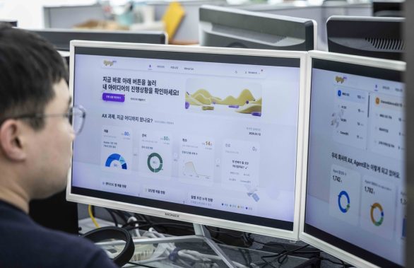 [사진1, 2] SKT 구성원이 전용 플랫폼 ‘AXMS’를 활용해 업무 현장에 적용할 AI 과제를 구체화하고 있는 모습.