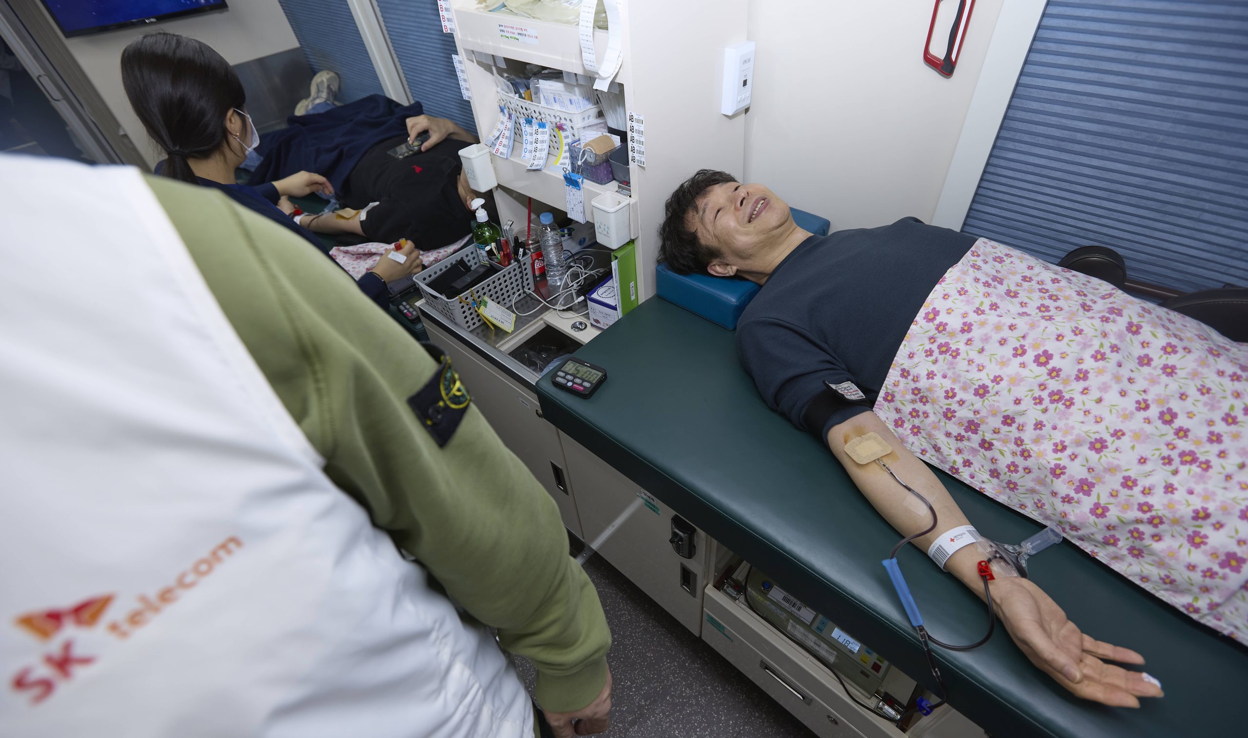 SK텔레콤이 ICT 패밀리사와 함께 구성원의 참여로 생명 나눔을 실천하는 ‘행복나눔헌혈’ 릴레이 캠페인을 시작했다고 19일 밝혔다. SKT 구성원이 ‘행복나눔헌혈’ 캠페인에 참여하고 있는 모습