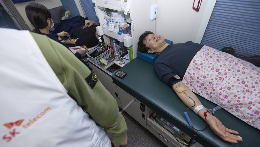 SK텔레콤이 ICT 패밀리사와 함께 구성원의 참여로 생명 나눔을 실천하는 ‘행복나눔헌혈’ 릴레이 캠페인을 시작했다고 19일 밝혔다. SKT 구성원이 ‘행복나눔헌혈’ 캠페인에 참여하고 있는 모습