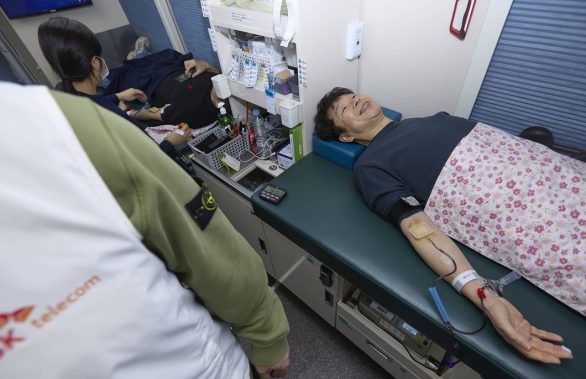 SK텔레콤이 ICT 패밀리사와 함께 구성원의 참여로 생명 나눔을 실천하는 ‘행복나눔헌혈’ 릴레이 캠페인을 시작했다고 19일 밝혔다. SKT 구성원이 ‘행복나눔헌혈’ 캠페인에 참여하고 있는 모습