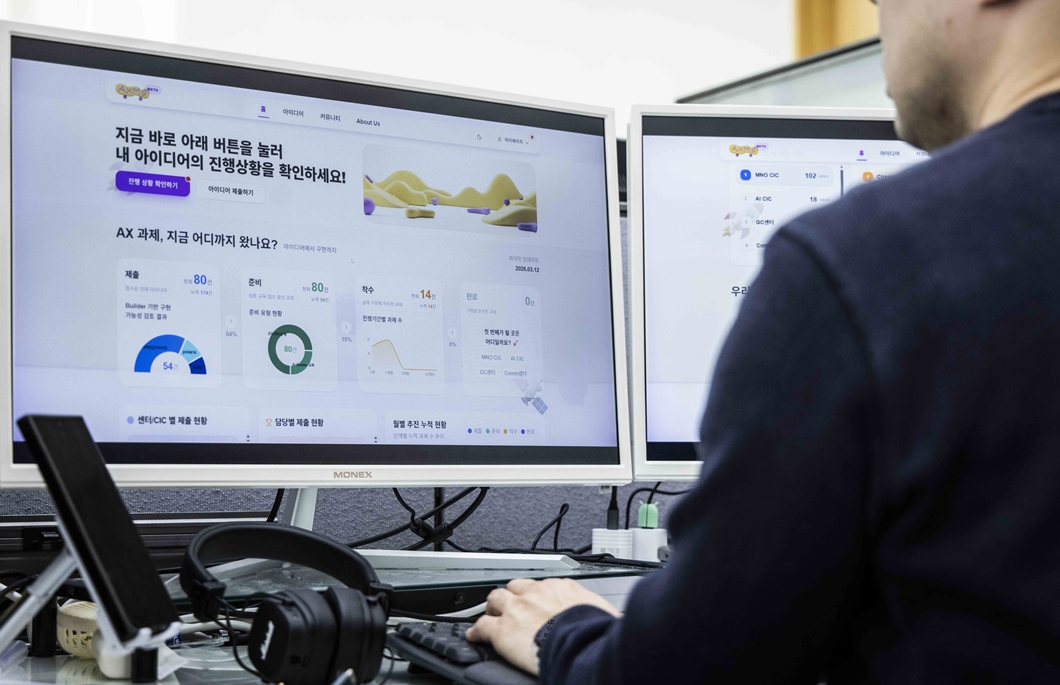 [사진1, 2] SKT 구성원이 전용 플랫폼 ‘AXMS’를 활용해 업무 현장에 적용할 AI 과제를 구체화하고 있는 모습.