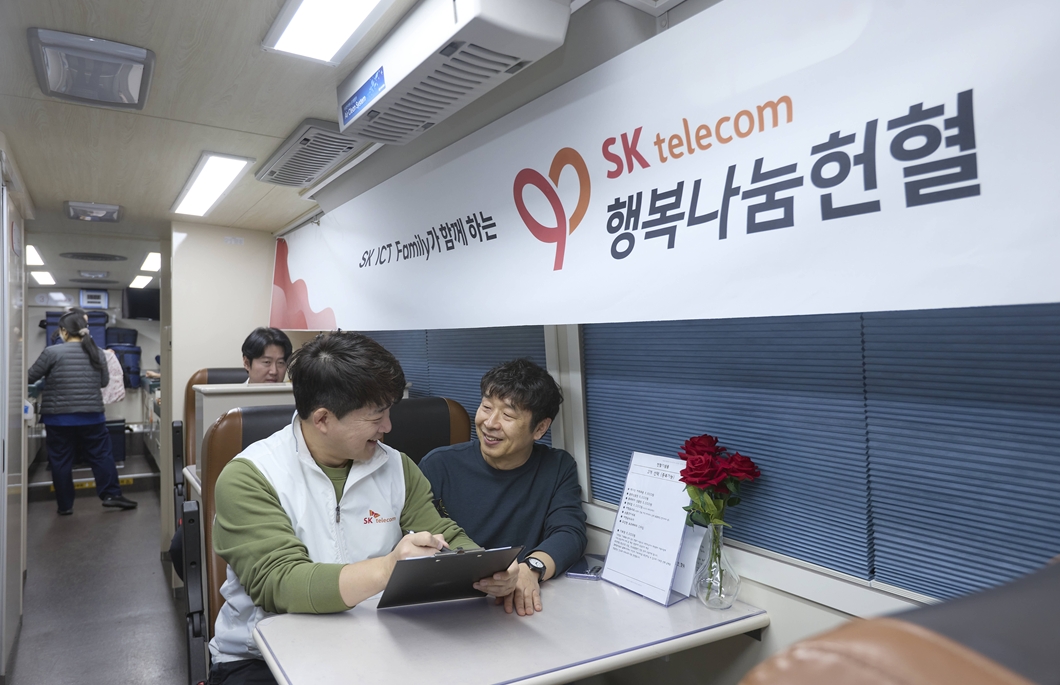 SK텔레콤이 ICT 패밀리사와 함께 구성원의 참여로 생명 나눔을 실천하는 ‘행복나눔헌혈’ 릴레이 캠페인을 시작했다고 19일 밝혔다. SKT 구성원이 ‘행복나눔헌혈’ 캠페인에 참여하고 있는 모습