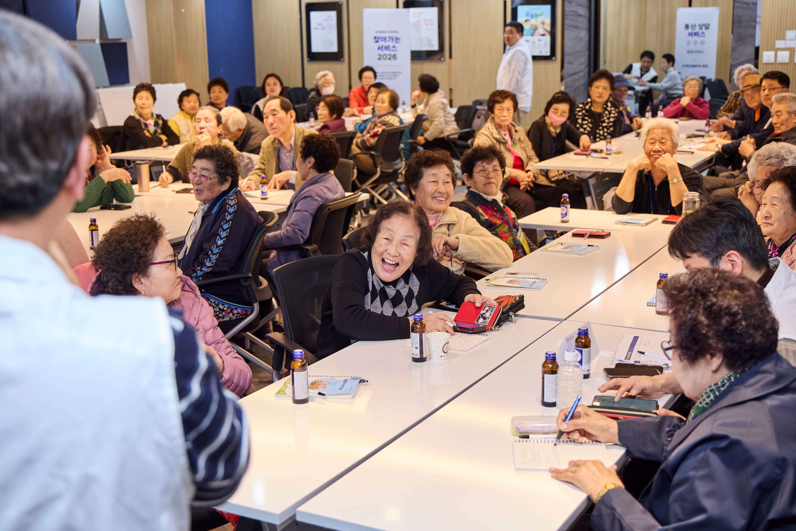 포천시 관인노인대학에서 어르신 고객들이 디지털 안심 교육을 받는 모습