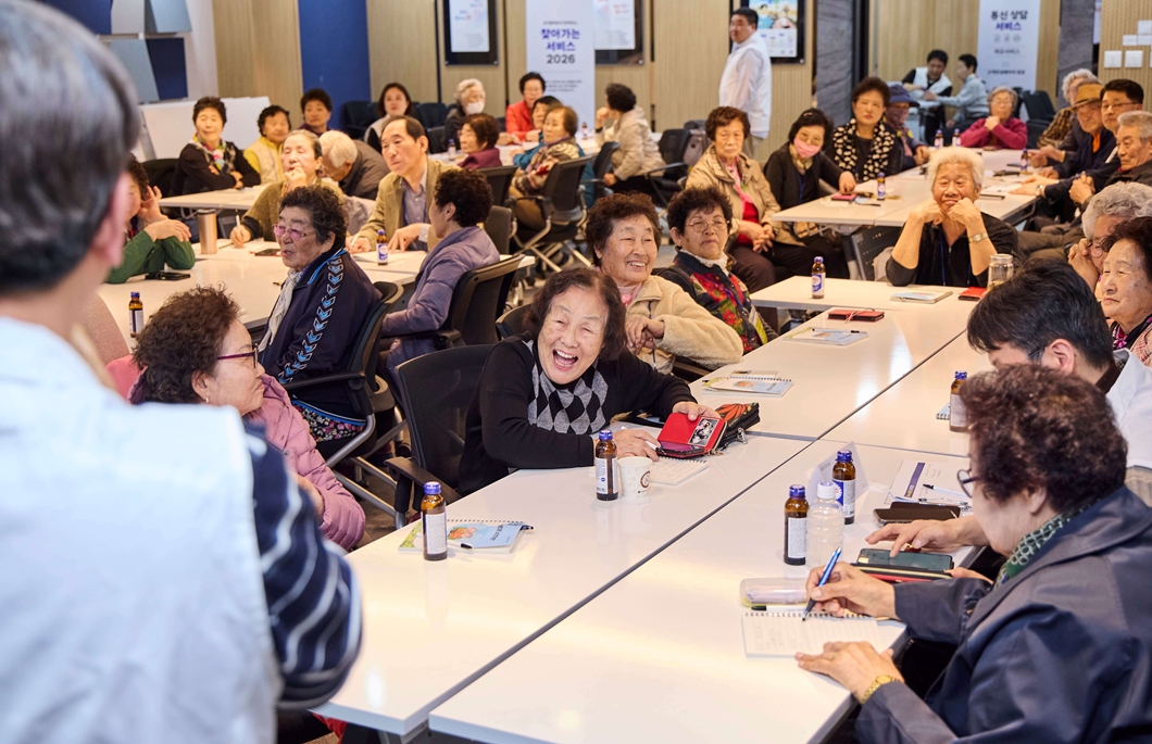 포천시 관인노인대학에서 어르신 고객들이 디지털 안심 교육을 받는 모습