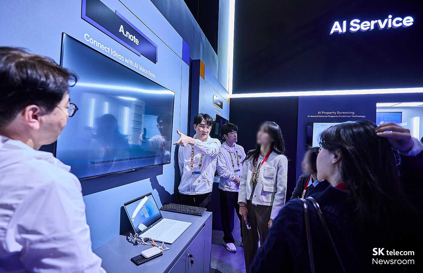 다양한 산업 분야에서 사용되거나 활용 예정인 SKT의 AI 서비스들을 살펴볼 수 있는 AI Service 구역. 