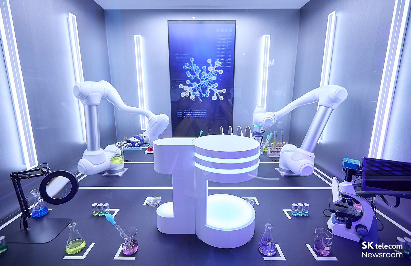 신소재 개발 과정을 효율화하는 물성 예측 솔루션의 모습.