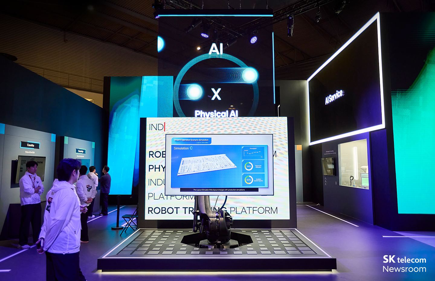 모니터가 부착된 로봇팔의 모습