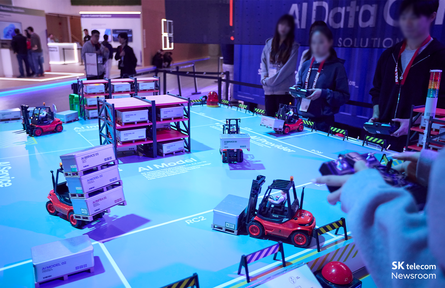 Robot Trainig Platform에서 RFM을 학습시키는 시연 모습