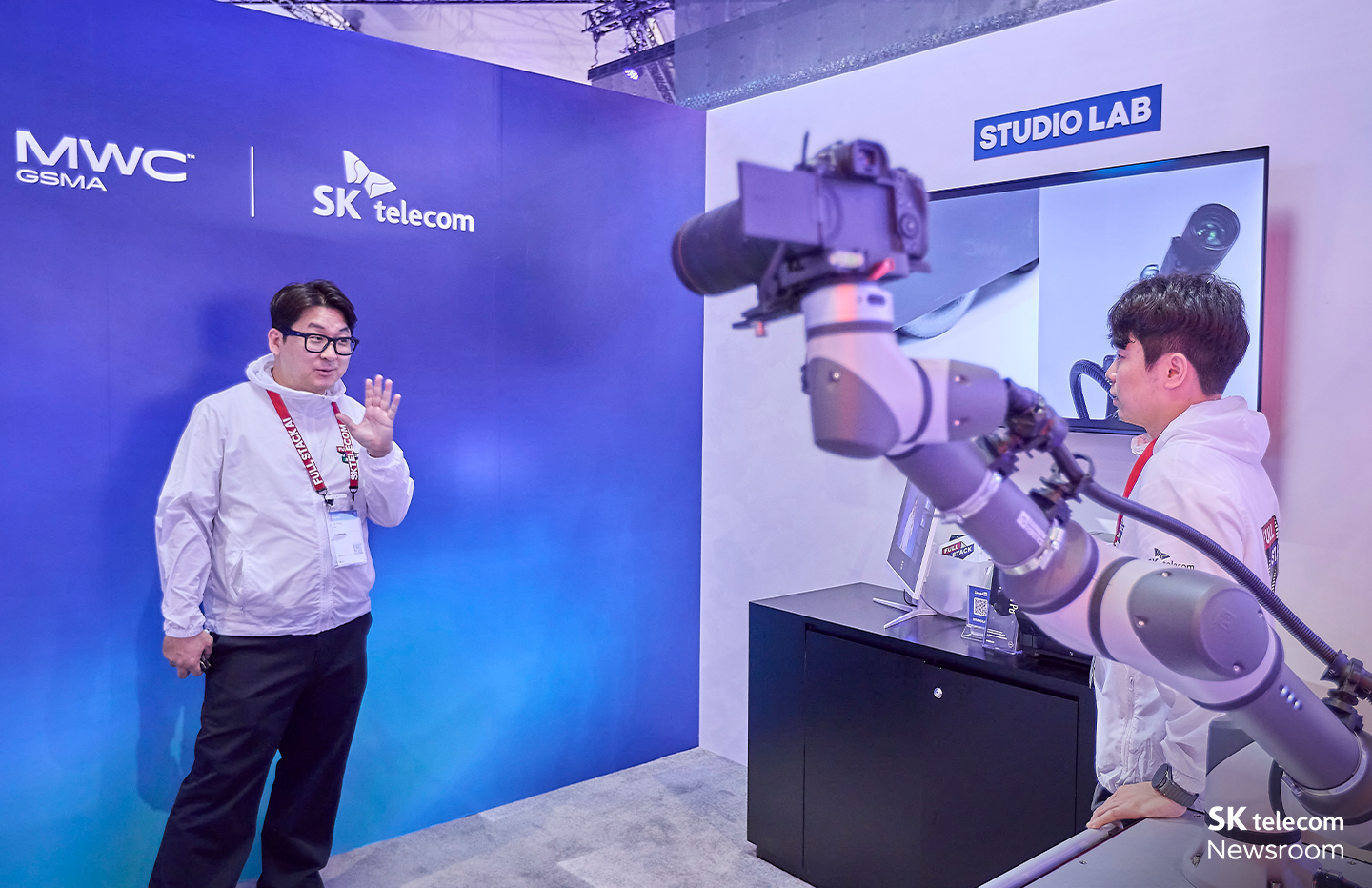 스튜디오랩은 다양한 각도에서 사진촬영하는 움직임을 보이는 로봇팔을 선보였다.