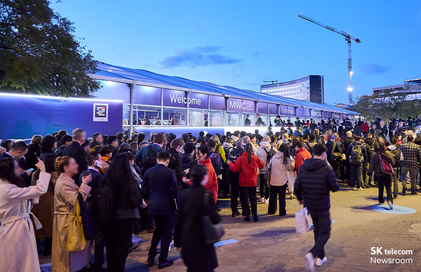 Fira Gran Via 주변 MWC26 관람객들의 모습.