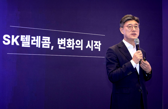 정재헌 CEO가 MWC26 기자 간담회에서 발표하는 모습