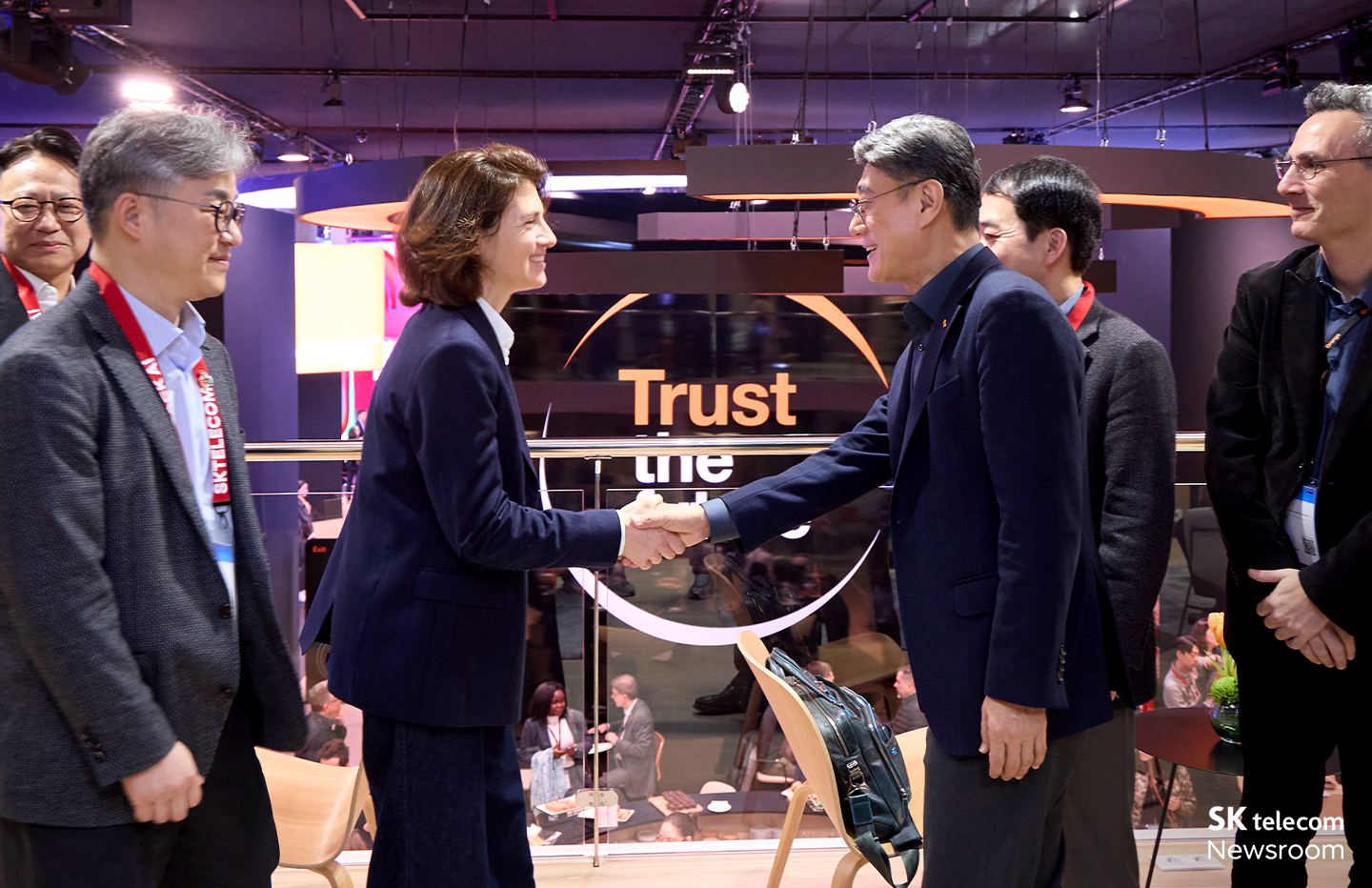 정재헌 CEO(오른쪽)와 오렌지 그룹 크리스텔 하이데만 CEO가 MWC26에서 만나 악수하는 모습