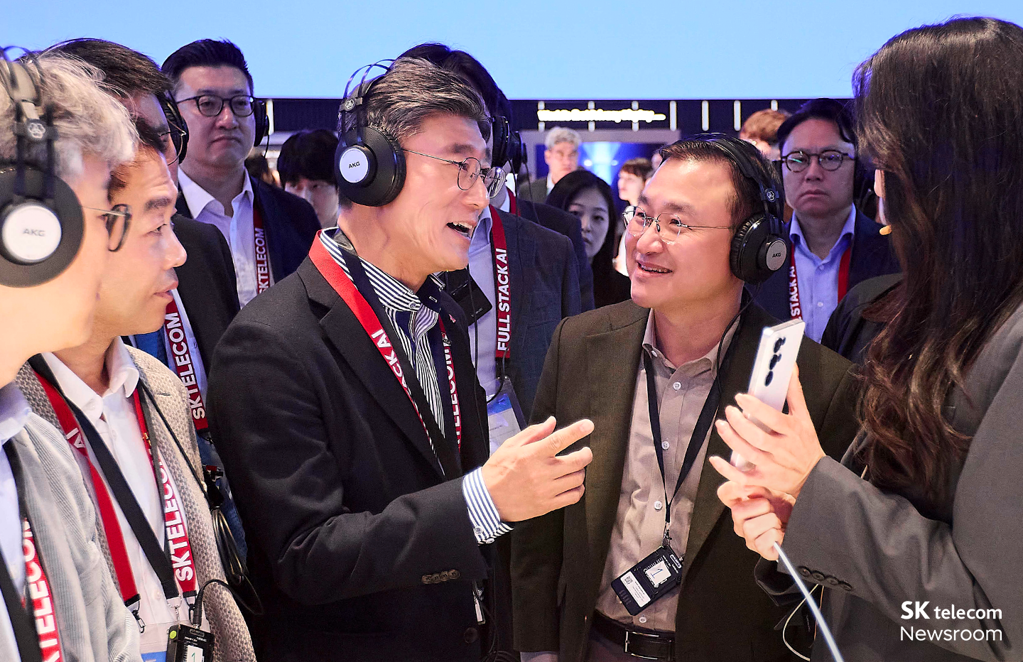 정재헌 CEO(왼쪽)와 노태문 삼성전자 사장이 MWC26 삼성전자 부스에서 제품을 체험하는 모습