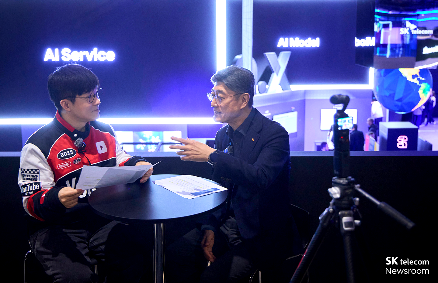 정재헌 CEO(오른쪽)와 유튜버 슈카가 MWC26 SKT 전시관에서 인터뷰를 진행하는 모습