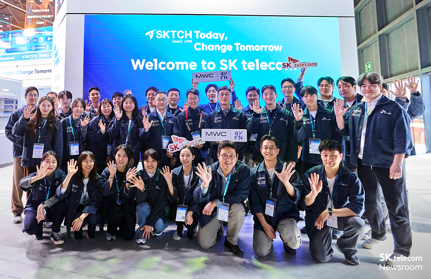 MWC26의 부대행사 ‘4YFN(4 Years from Now)’ 전시관 앞에서 기념 촬영 중인 정재헌 CEO(두 번째 줄 가운데)와 스타트업 관계자들