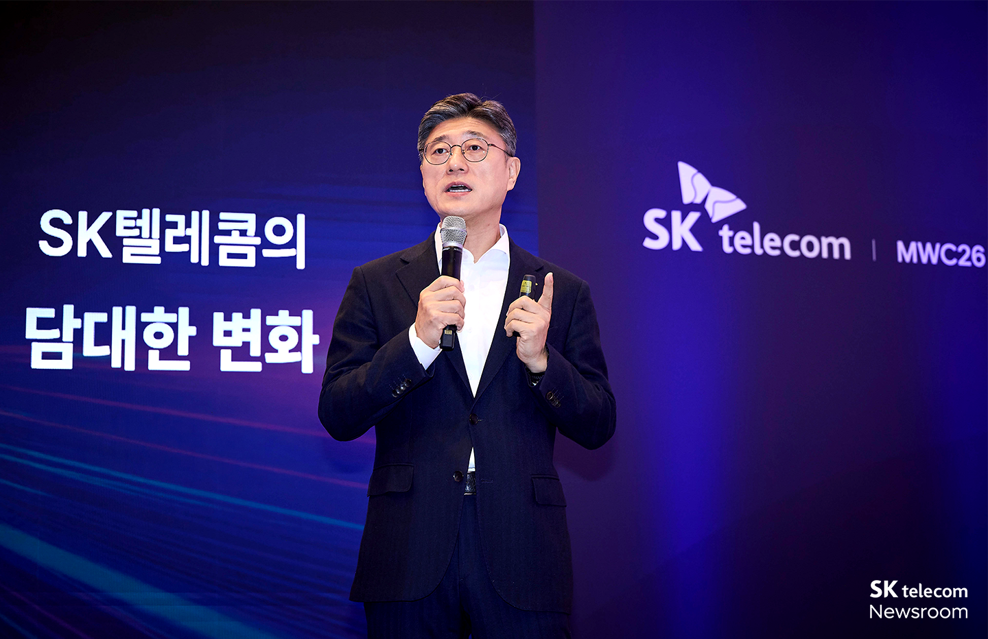 정재헌 CEO가 MWC26 기자 간담회에서 발표하는 모습