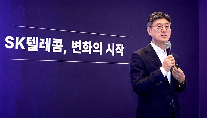 정재헌 CEO가 MWC26 기자 간담회에서 발표하는 모습