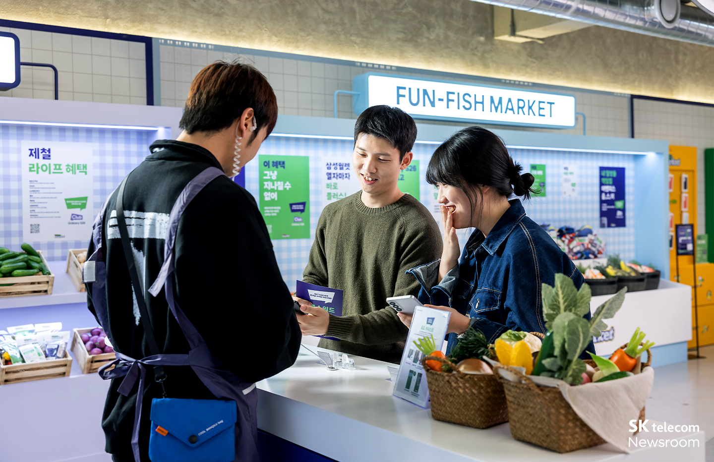 갓생청과에서 단말 기능 소개를 듣고 있는 SKT 구성원들의 모습.