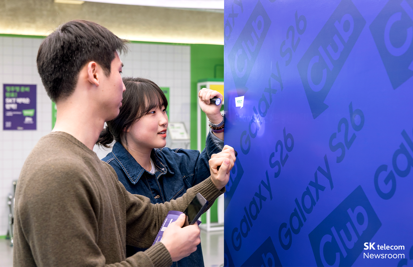 포토존 뒷면에 숨겨진 힌트는 UV램프를 활용해 찾을 수 있다.