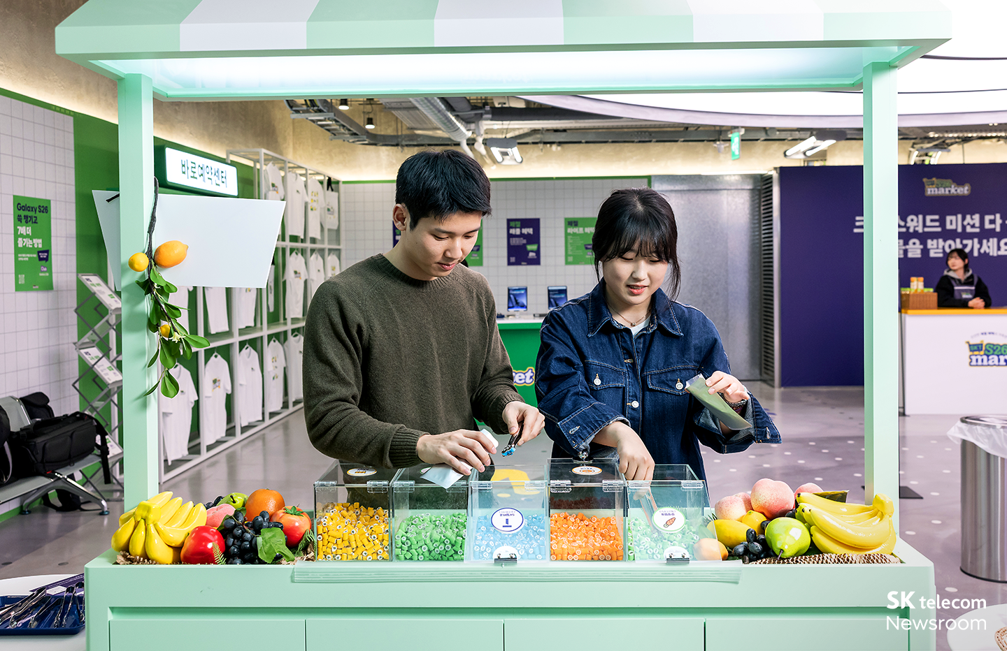푸릇 트럭에서는 SKT 구매 혜택이 그려진 수제 캔디를 고를 수 있다.