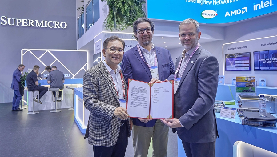 MWC26 슈퍼마이크로 전시관에서 기념 촬영 중인 (왼쪽부터) 하민용 SKT AI DC 사업 담당, 앤드류 브래드너 슈나이더 일렉트릭 수석 부사장, 클레이 시먼스 슈퍼마이크로 부사장의 모습.